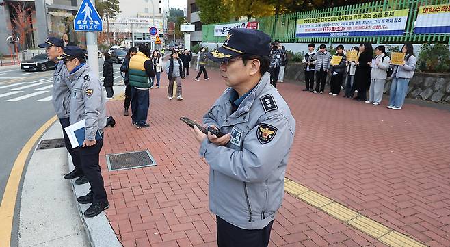 2026학년도 대학수학능력시험(수능)일인 13일 대구 수성구 대구여자고등학교 수능 시험장 앞에 경찰이 배치돼 있다. [연합뉴스]