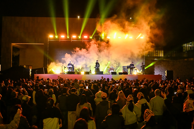 지난 10월 29일 서울 종로구 국립현대미술관 서울관 마당에서 열린 콘서트에서 관람객들이 글렌체크 공연을 보고 있다. <국립현대미술관>