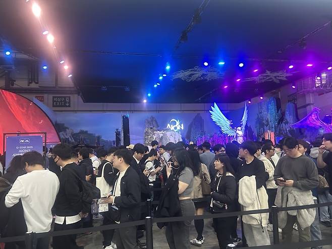 지스타 2025의 엔씨소프트 부스에 신작 ‘아이온2’를 체험해보려는 관람객들이 긴 대기줄을 이루고 있다. [사진 = 안선제 기자]