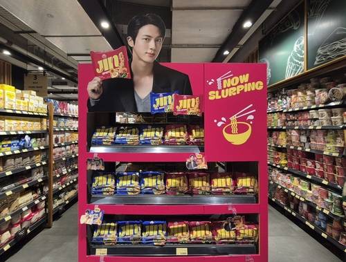 오뚜기는 할랄 인증을 받은 ‘진라면’을 인도네시아에서 판매한다고 10일 밝혔다. 사진은 인도네시아에서 판매 중인 진라면. 2025.11.10 [오뚜기 제공]