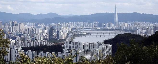 남산에서 서울의 아파트와 주택들이 보이고 있다.  2025.10.15 [김호영 기자]