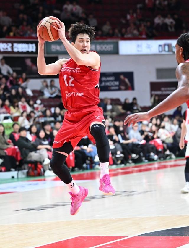 KBL은 12일 제31기 제4차 재정위원회를 통해 안양 정관장의 김영현에게 제재금 50만원을 부과했다. 사진=KBL 제공