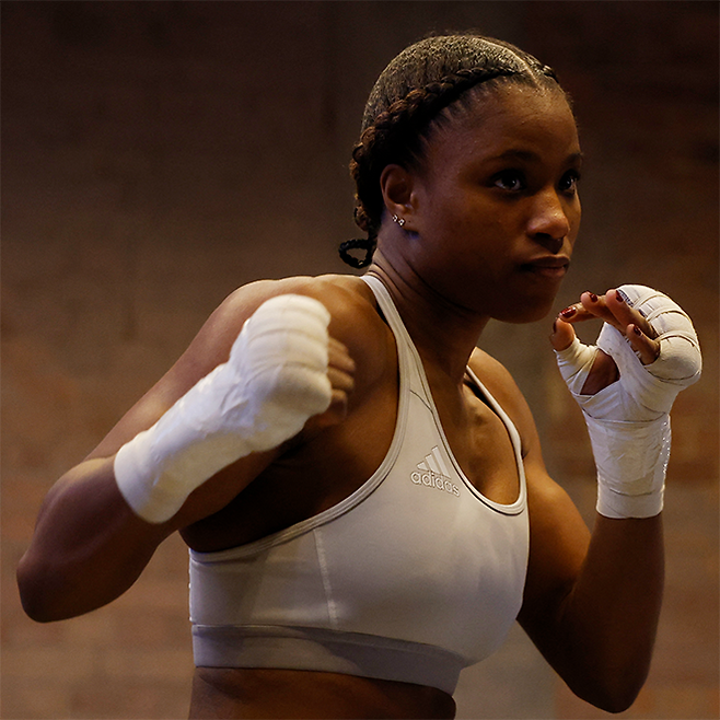 세계복싱평의회 여자 라이트급 챔피언 캐럴라인 뒤부아가 도전자 신보미레와 타이틀 2차 방어전 대비 공개 훈련을 하고 있다. 사진=Reuters=연합뉴스 제공