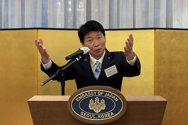 이바라기 류타 오카야마현 지사가 11일 오후 서울 성북구 주한일본대사관 관저에서 오카야마현 지역 등을 소개하고 있다. 그는 "오카야마현은 야마모토 요시노부 선수의 출신지"라면서 "원래 과일로 유명합니다만 최근 더 유명해지고 있다"고 말했다. / 사진=김인한 기자