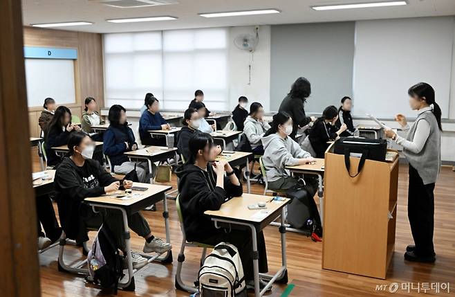 (부산=뉴스1) 윤일지 기자 = 2026학년도 대학수학능력시험일인 13일 오전 부산시교육청 22지구 제15시험장인 부산 연제구 연제고등학교에서 수험생들이 시험 시작을 준비하고 있다. (공동취재) 2025.11.13/뉴스1  Copyright (C) 뉴스1. All rights reserved. 무단 전재 및 재배포,  AI학습 이용 금지. /사진=(부산=뉴스1) 윤일지 기자