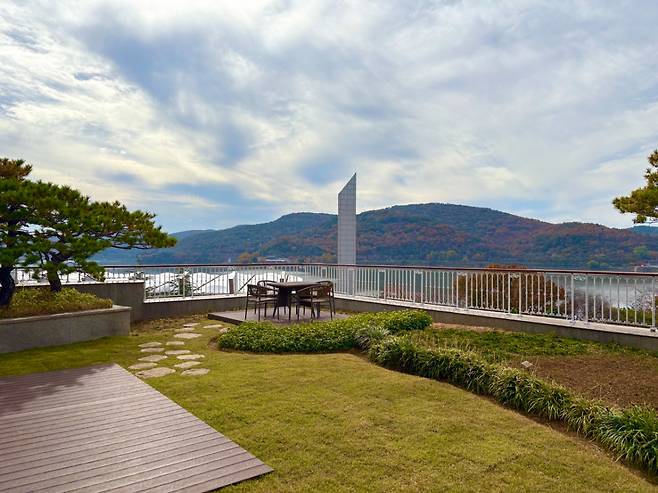 경북 경주에 위치한 교원그룹의 연수시설 '드림센터 경주' PRS의 외부 테라스 모습/사진=김온유 기자