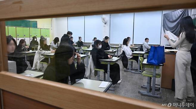 (서울=뉴스1) 사진공동취재단 = 2026학년도 대학수학능력시험일인 13일 오전 서울 광진구 광남고등학교에서 수험생들이 시험 시작을 기다리고 있다.  2025.11.13/뉴스1  Copyright (C) 뉴스1. All rights reserved. 무단 전재 및 재배포,  AI학습 이용 금지. /사진=(서울=뉴스1) 사진공동취재단