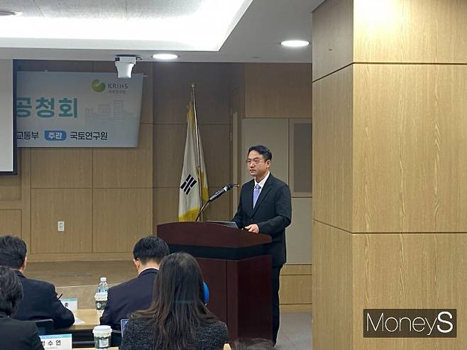 국토연구원은 현행 시세반영률을 유지해야 한다고 주장했다. 사진은 발표 중인 박천규 국토연구원 주택·부동산 연구본부장. /사진=최성원 기자