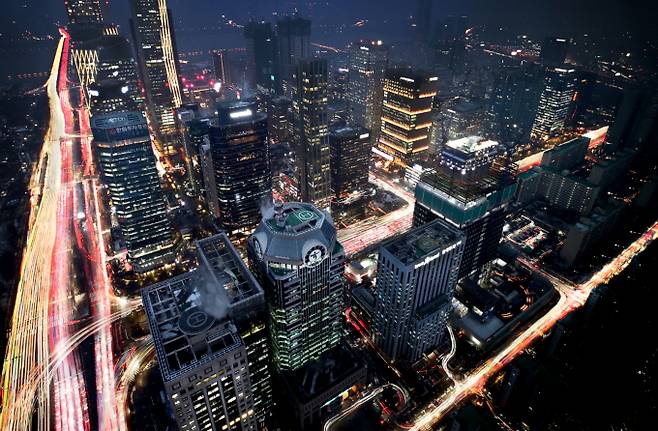 올해 3분기 시장 호황에 힘입어 증권사들이 역대급 실적을 기록했다. 사진은 여의도 증권가. /사진=머니투데이