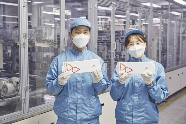 SK온 연구원이 대전 유성구 SK온 미래기술원 내 파일럿 라인에서 안전성 검사를 마친 파우치형 배터리를 소개하고 있다.  SK온 제공