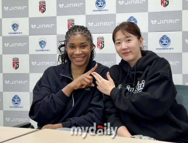 한국도로공사 모마와 강소휘./대전=이보미 기자