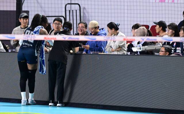 모마가 경기 후 팬서비스를 하고 있다 / 한국배구연맹(KOVO)