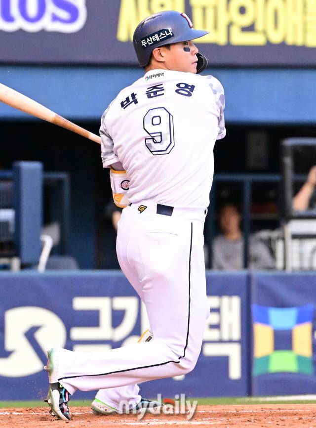 2024년 6월 13일 서울 잠실야구장에서 진행된 '2024 신한 SOL 뱅크 KBO 리그' 한화-두산의 경기. 두산 박준영이 2회말 1사 2루에서 산체스를 상대로 내야 안타를 때리고 있다./마이데일리