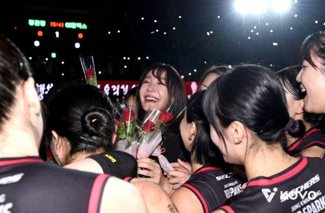 한송이 코치는 2023-2024시즌을 끝으로 현역 은퇴를 선언했다