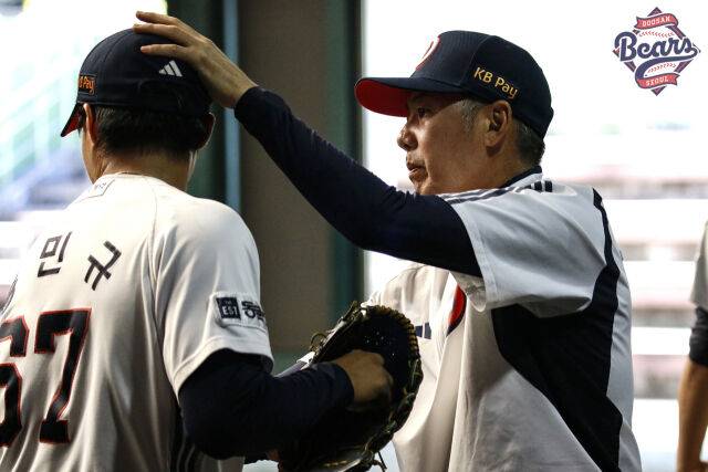 투수들을 지도하고 있는 두산 베어스 김원형 감독./두산 베어스
