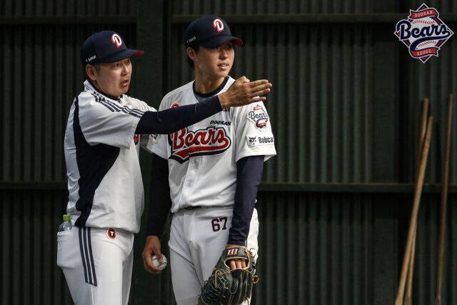 투수들을 지도하고 있는 두산 베어스 김원형 감독./두산 베어스