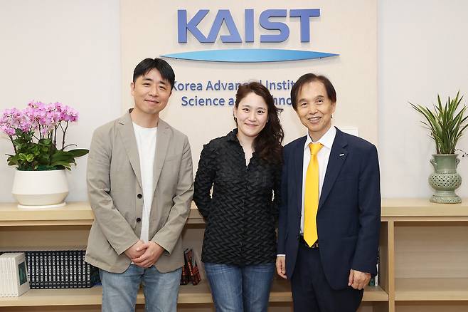 KAIST 남주한(왼쪽부터) 교수, 장한나 초빙특임 교수, 이광형 총장이 기념 사진을 찍고 있다. [KAIST 제공]