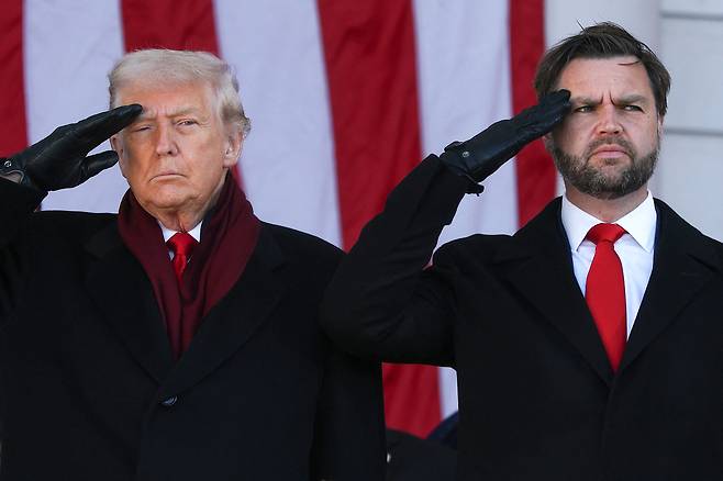 도널드 트럼프 미국 대통령과 JD 밴스 미국 부통령이 11일(현지시가) 재향군인의 날을 기념하기 위해 알링턴 국립묘지의메모리얼 앰피시어터에서 열린 행사에서 거수경례하고 있다. {AFP]