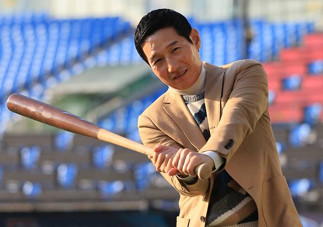 LG 트윈스를 두 차례 통합우승으로 이끈 사령탑 염경엽 감독이 지난 12일 서울 잠실야구장에서 스윙을 선보이고 있다. [연합]