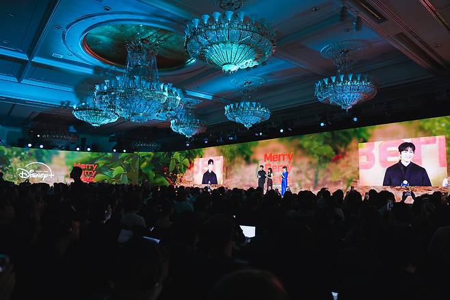 한일 합작 드라마 ‘메리 베리 러브’의 주역인 배우 지창욱과 이시다 마오가 13일 홍콩 디즈니랜드 호텔 콘퍼런스 센터에서 진행된 ‘디즈니+ 오리지널 프리뷰’에 참석하고 있다. [월트디즈니 컴퍼니 제공]