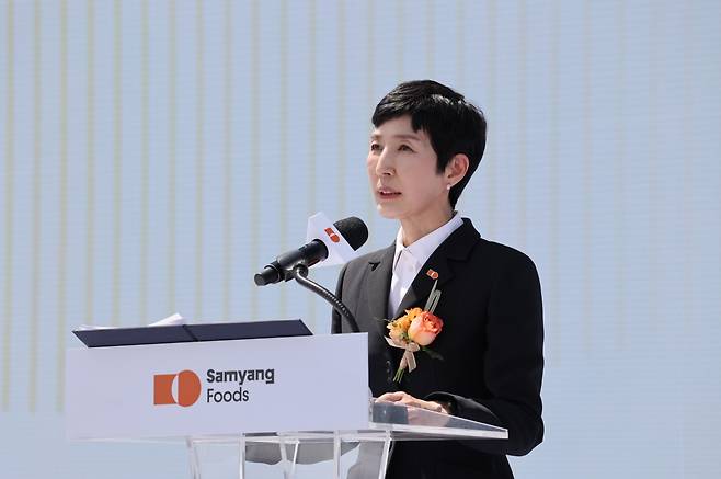 김정수 삼양식품 부회장이 지난 6월 경남 밀양시 부북면 나노융합국가산업단지에서 열린 ‘삼양식품 밀양 제2공장 준공식’에서 기념사하고 있다. [삼양식품 제공]