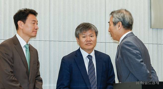 윤석열 전 대통령의 부인 김건희 여사 의혹 관련 사건을 수사하는 민중기(오른쪽) 특별검사가 지난 7월 2일 서울 종로구 KT광화문빌딩 웨스트에 마련된 특검 사무실에서 열린 현판 제막식에서 박상진, 문홍주 특검보와 대화를 나누고 있다. 임세준 기자