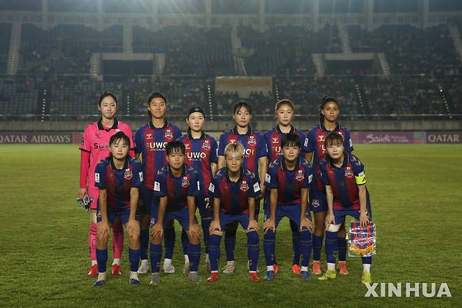 [양곤=신화/뉴시스] 수원 FC 선수들이 9일(현지 시간) 미얀마 양곤 투완나 스타디움에서 열린 2025-26 아시아축구연맹(AFC) 여자 챔피언스리그(AWCL) 조별리그 C조 1차전 ISPE WFC(미얀마)와 경기에 앞서 기념 촬영하고 있다. 수원 FC가 5-0으로 대승하고 오는 12일 북한 '내고향' 축구단과 2차전을 치른다. 2025.11.10.