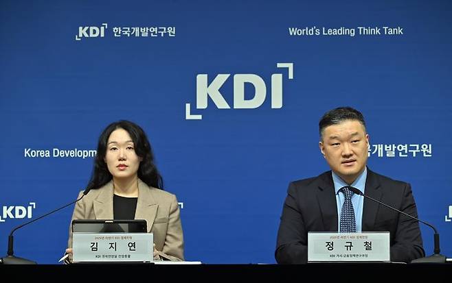 [세종=뉴시스] 김지연 한국개발연구원(KDI) 경제전망실 전망총괄(왼쪽)과 정규철 KDI 거시·금융정책연구부장(오른쪽)이 지난 11일 오후 정부세종청사에서 '2025 하반기 KDI 경제전망'을 브리핑하고 있다. (사진 = KDI 제공) 2025.11.11.  *재판매 및 DB 금지