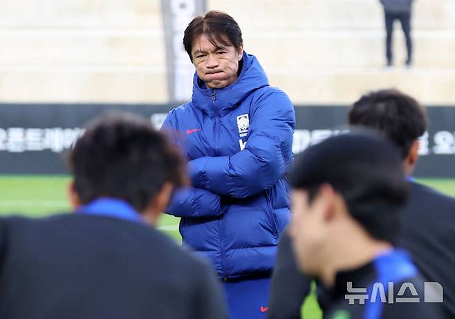 [천안=뉴시스] 이영환 기자 = 대한민국 축구 국가대표팀 홍명보 감독이 지난 11일 오후 충남 천안시 서북구 대한민국 축구종합센터에서 열린 오픈 트레이닝에서 선수들의 훈련을 지켜보고 있다. 2025.11.11. 20hwan@newsis.com