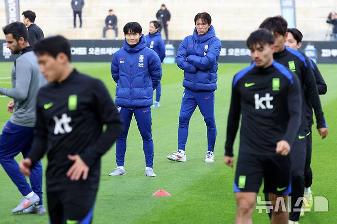 [천안=뉴시스] 이영환 기자 = 대한민국 축구 국가대표팀 홍명보 감독이 지난 11일 오후 충남 천안시 서북구 대한민국 축구종합센터에서 열린 오픈 트레이닝에서 선수들의 훈련을 지켜보고 있다. 2025.11.11. 20hwan@newsis.com