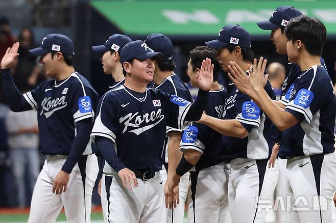 [서울=뉴시스] 조성우 기자 = 9일 오후 서울 구로구 고척스카이돔에서 열린 2025 K-베이스볼 시리즈 대한민국과 체코의 평가전 2차전 경기, 한국 류지현 감독이 체코에 11-1 승리를 거둔 뒤 선수단과 하이파이브하고 있다. 2025.11.09. xconfind@newsis.com