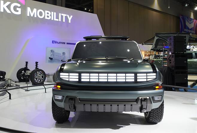 [고양=뉴시스] 김선웅 기자 = KG 모빌리티(옛 쌍용자동차)가 30일 경기 고양시 킨텍스에서 열린 2023 서울모빌리티쇼 미디어데이 행사에서 준중형 전기 SUV F100을 공개했다. 2023.03.30. mangusta@newsis.com *재판매 및 DB 금지