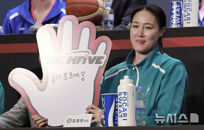 [서울=뉴시스] 정병혁 기자 = 10일 서울 강서구 메이필드호텔에서 열린 BNK 금융 2025-2026 여자프로농구 개막 미디어데이에서 하나은행 김정은이 각오를 밝히고 있다. 2025.11.10. jhope@newsis.com