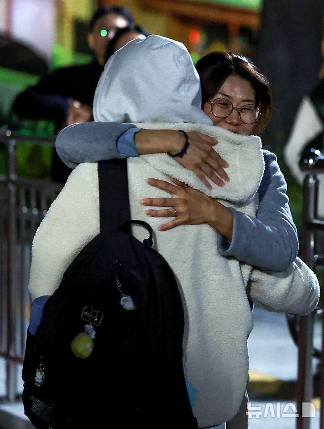 [대구=뉴시스] 이무열 기자 = 2026학년도 대학수학능력시험이 치러진 13일 대구 수성구 혜화여자고등학교에서 시험을 마치고 나온 수험생을 어머니가 안아주고 있다. 2025.11.13. lmy@newsis.com