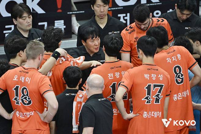 [서울=뉴시스] 남자배구 OK저축은행 신영철 감독이 13일 부산강서체육관에서 열린 진에어 2025~2026 V-리그 남자부 현대캐피탈과의 경기에서 작전타임을 갖고 있다. (사진=KOVO 제공) 2025.11.13.  *재판매 및 DB 금지