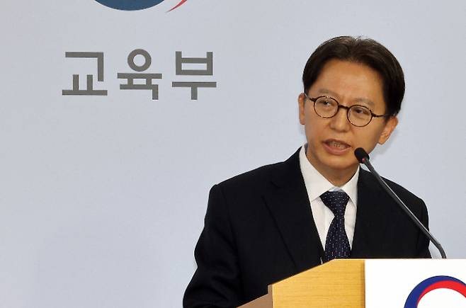 김창원 수능 출제위원장이 13일 정부세종청사 교육부 브리핑실에서 2026학년도 대학수학능력시험 출제방향에 관해 설명하고 있다. 연합뉴스