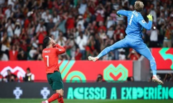 지난 10월 아일랜드전에서 페널티킥을 실축하고 아쉬워하는 크리스티아누 호날두. 연합뉴스