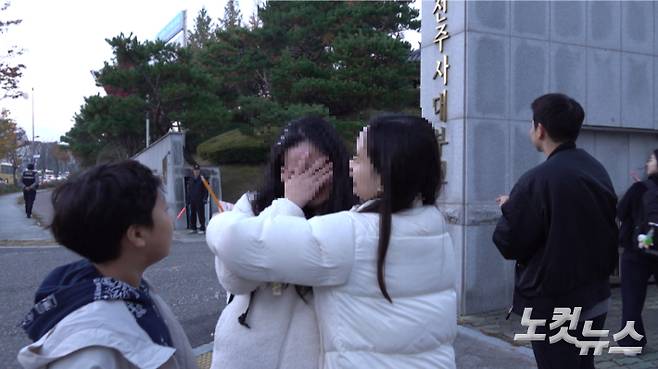 2026 대학수학능력시험을 앞둔 13일 아침 제자를 격려하는 스승의 모습. 김현주 크리에이터