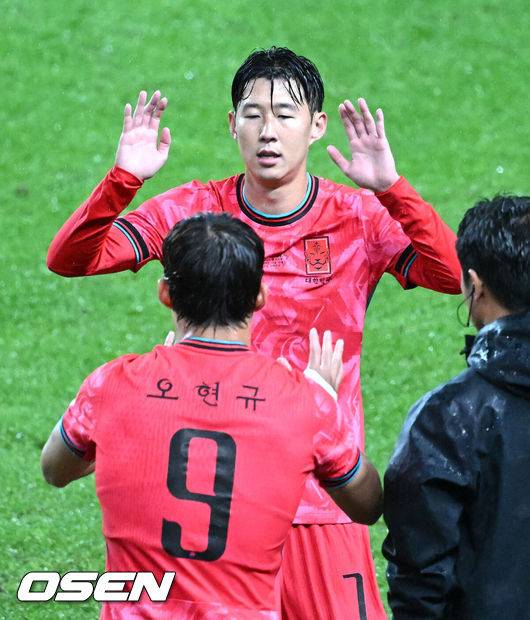 [OSEN=서울월드컵경기장, 이대선 기자] 홍명보 감독이 이끄는 대한민국 대표팀은 10일 오후 서울월드컵경기장에서 '세계 최강' 브라질과 A매치 평가전을 가졌다.한국이 브라질을 상대로 마지막으로 웃은 건 1999년 3월 28일이었다. 당시 잠실에서 열린 친선경기에서 김도훈의 결승골로 1-0 승리를 거뒀다. 다만, 그 승리가 마지막이었다. 한국은 브라질을 상대로 1승 1무 8패에 그쳤다. 브라질과의 이번 경기는 단순한 친선전이 아닌, 2026 북중미 월드컵을 향한 본격적인 시험대다. 후반 한국 손흥민이 오현규와 교체되고 있다. 2025.10.10 /sunday@osen.co.kr