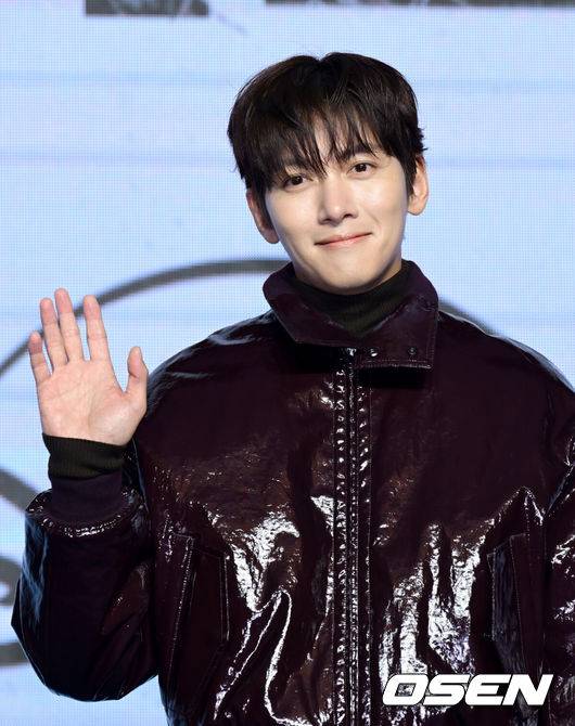 [OSEN=조은정 기자]디즈니+ 오리지널 시리즈 ‘조각도시’ 제작발표회가 서울 영등포구 여의도 콘래드 서울에서 열렸다.‘조각도시’는 평범한 삶을 살던 태중(지창욱)이 어느 날 억울하게 흉악한 범죄에 휘말려 감옥에 가게 되고, 모든 것은 요한(도경수)에 의해 계획되었다는 것을 알게 되면서 그를 향한 복수를 실행하는 액션 드라마를 그린 작품이다. 이날 현장에는 지창욱, 도경수, 김종수, 조윤수 그리고 이광수가 참석했다.배우 지창욱이 포즈를 취하고 있다. 2025.11.03 /cej@osen.co.kr