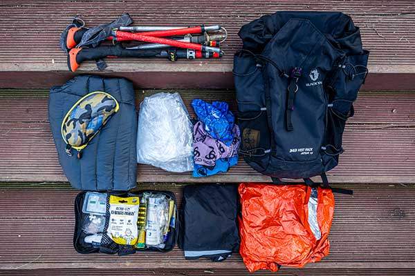 이호민씨의 산행 장비. 맨 오른쪽 아래가 침낭형 비상용 은박담요, 그 왼쪽이 치마우의다. 둘다 요즘 장거리꾼들의 소위 '잇템'이다.