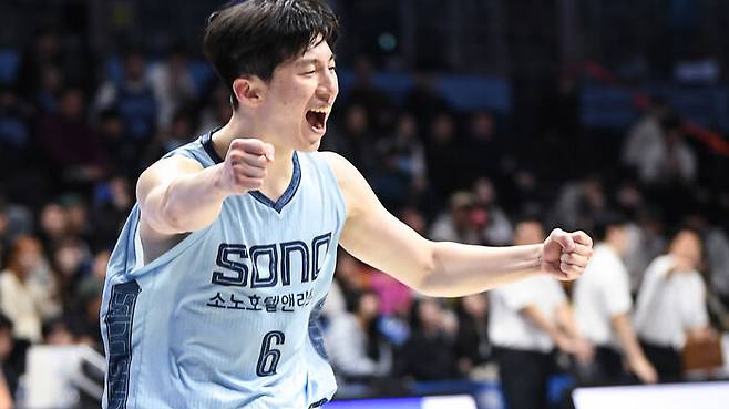 환호하는 이정현