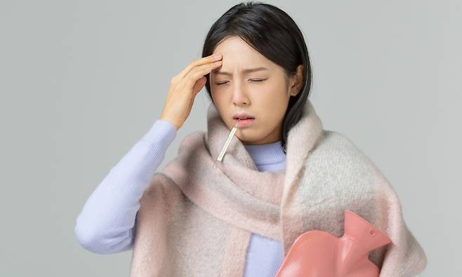 고열과 몸살로 고통스러워하는 여성. 독감 의심 증상 시 조기 진료가 필요하다. 게티이미지뱅크