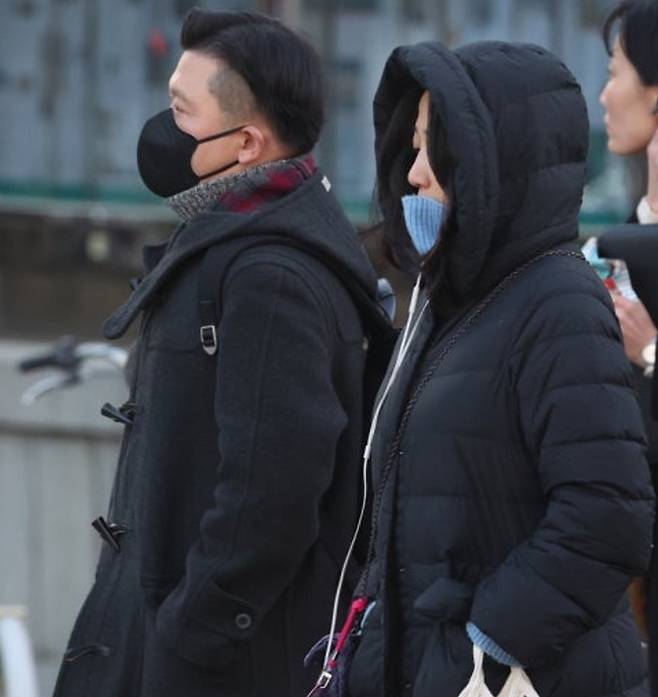 3일 오전 전국의 기온이 영하권으로 떨어지며 출근길 추위가 찾아온 가운데 서울 광화문 네거리에서 시민들이 잔뜩 움츠린 채 이동하고 있다. 뉴스1