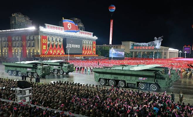 북한 노동당 기관지 노동신문은 지난달 11일 평양 김일성광장에서 북한 노동당 창건 80주년 기념 열병식이 전날 진행됐다고 보도했다. 사진은 신형 극초음속 단거리탄도미사일(SRBM)인 화성-11마. 노동신문·뉴스1