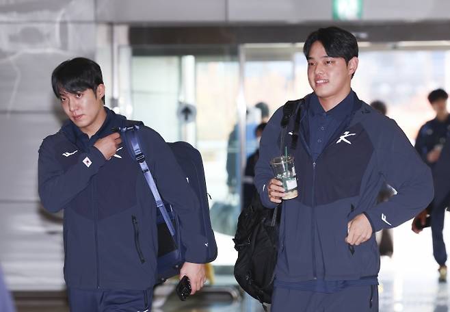 한국 야구 국가대표팀 투수 원태인(왼쪽)과 문동주가 12일 일본 도쿄로 떠나기 위해 김포국제공항 출국장으로 들어서고 있다. 대표팀은 2026년 3월 월드베이스볼클래식(WBC) 조별 예선에 대비해 15~16일 도쿄돔에서 일본과 두 차례 평가전을 치른다. 뉴시스