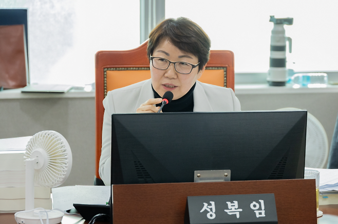 성복임 의원이 12일 열린 교통국 행정사무감사에서 피감기관을 상대로 질의하고 있다.(사진=경기도의회)