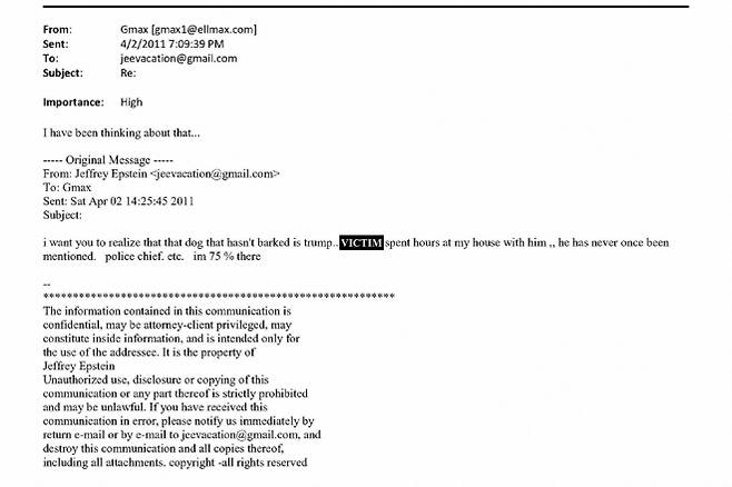 미 하원 감독위원회 민주당이 2025년 11월 12일(현지시간) 공개한 제프리 엡스타인의 2011년 이메일 자료. 엡스타인은 길레인 맥스웰에게 보낸 이 메일에서 한 피해자를 언급하며 “그(트럼프)가 그녀와 내 집에서 몇 시간을 보냈다”, “아직 짖지 않은 개는 트럼프다”라고 적었다. 하원 감독위원회 민주당 제공 / 로이터 연합뉴스