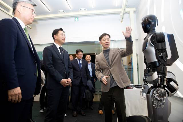 배경훈 과학기술부총리가 13일 서울 성북구 한국과학기술연구원(KIST)을 방문해 첫 실물이 공개된 인공지능(AI) 휴머노이드 ‘케이팩스(KAPEX)’를 살펴보고 있다. 사진 제공=과학기술정보통신부