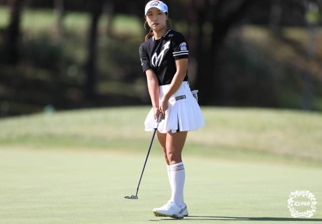 퍼팅한 공을 바라보고 있는 이동은. 사진 제공=KLPGA